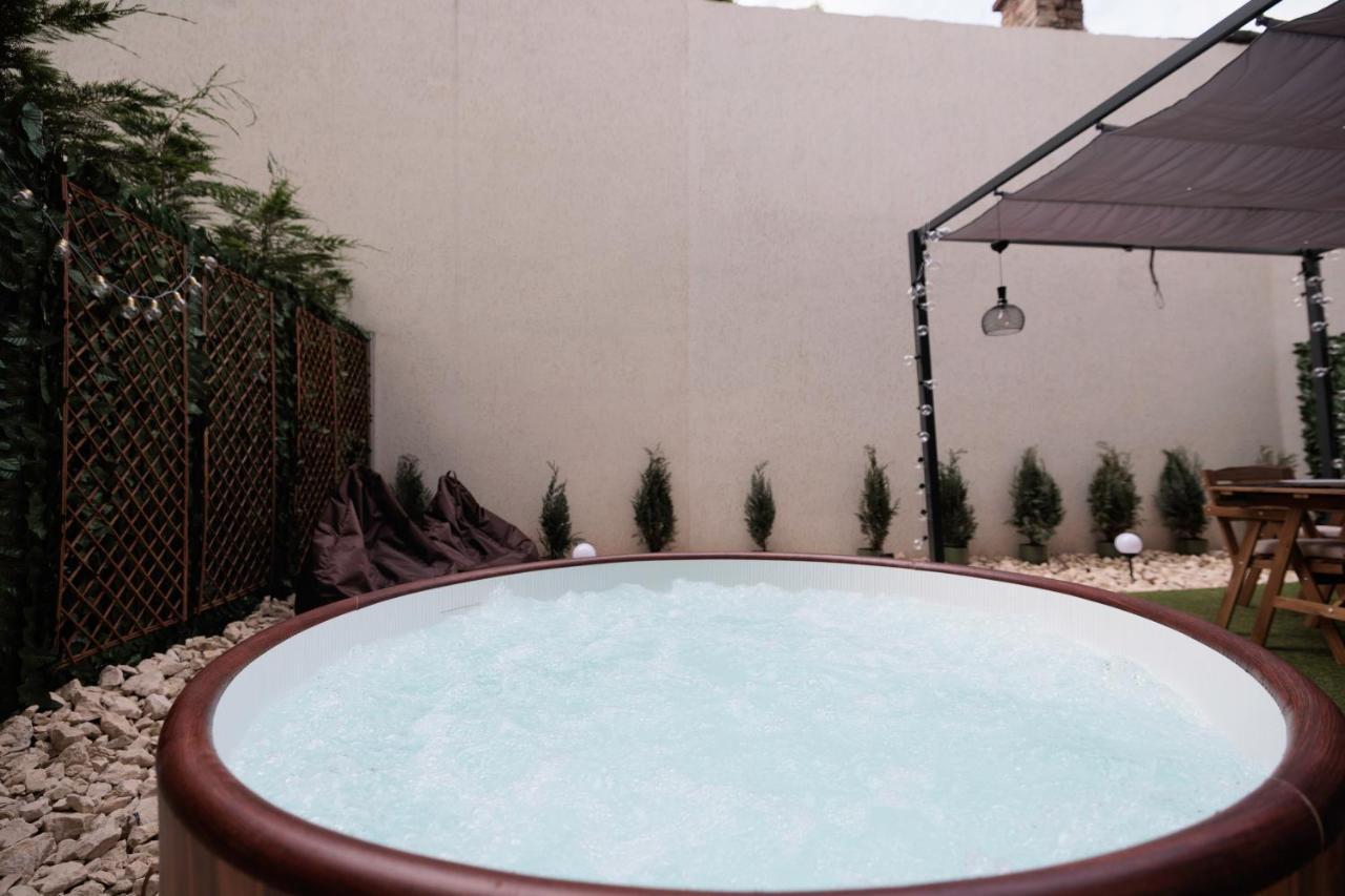 דירות Downtown Hidden Garden With Jacuzzi In בוקרשט מראה חיצוני תמונה