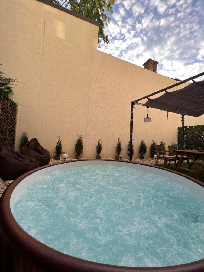 דירות Downtown Hidden Garden With Jacuzzi In בוקרשט מראה חיצוני תמונה