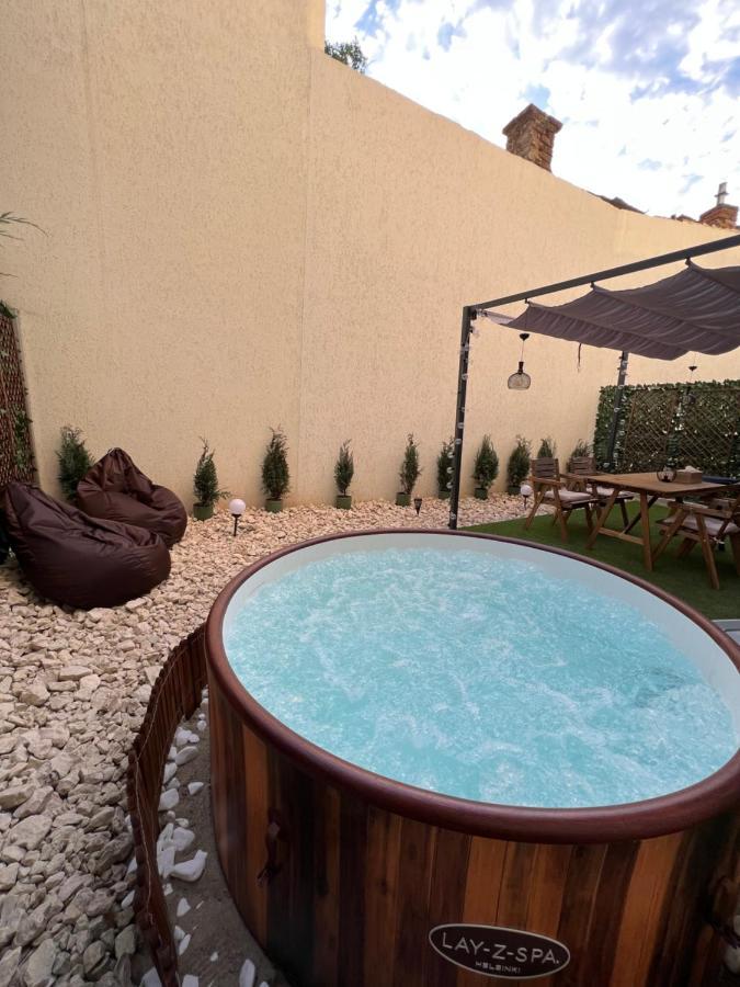 דירות Downtown Hidden Garden With Jacuzzi In בוקרשט מראה חיצוני תמונה