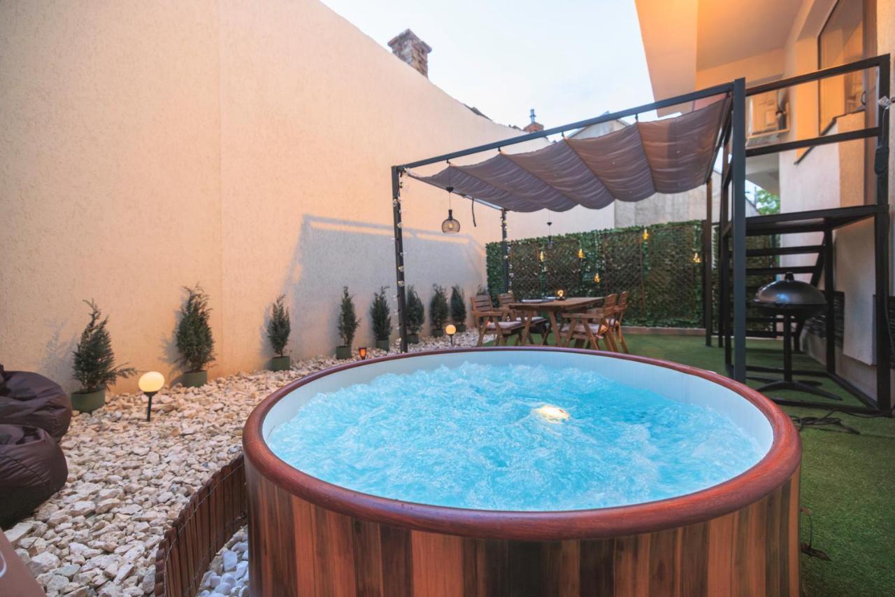 דירות Downtown Hidden Garden With Jacuzzi In בוקרשט מראה חיצוני תמונה