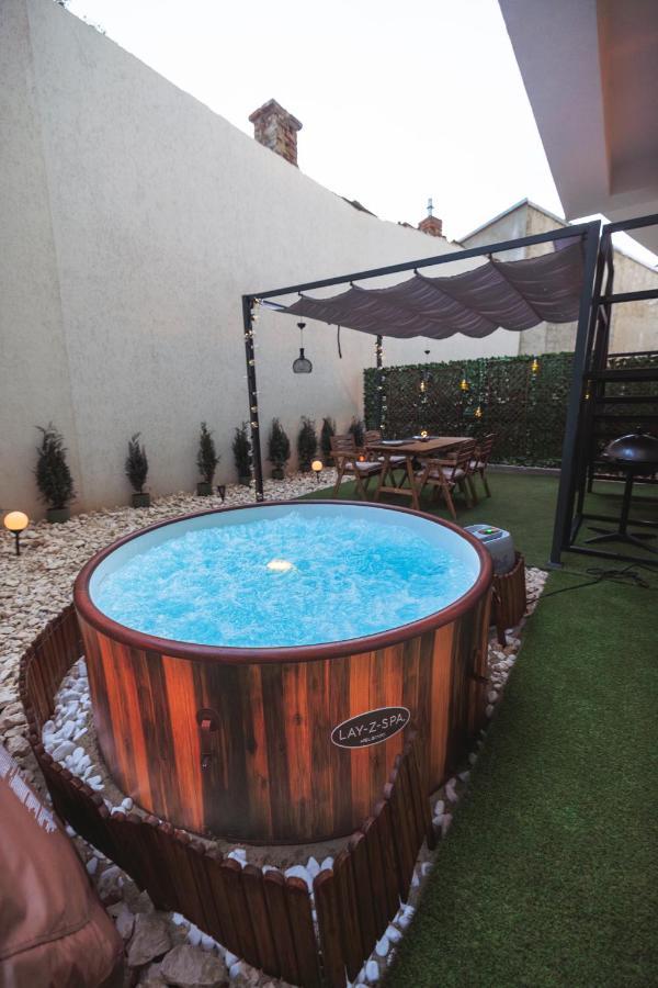 דירות Downtown Hidden Garden With Jacuzzi In בוקרשט מראה חיצוני תמונה