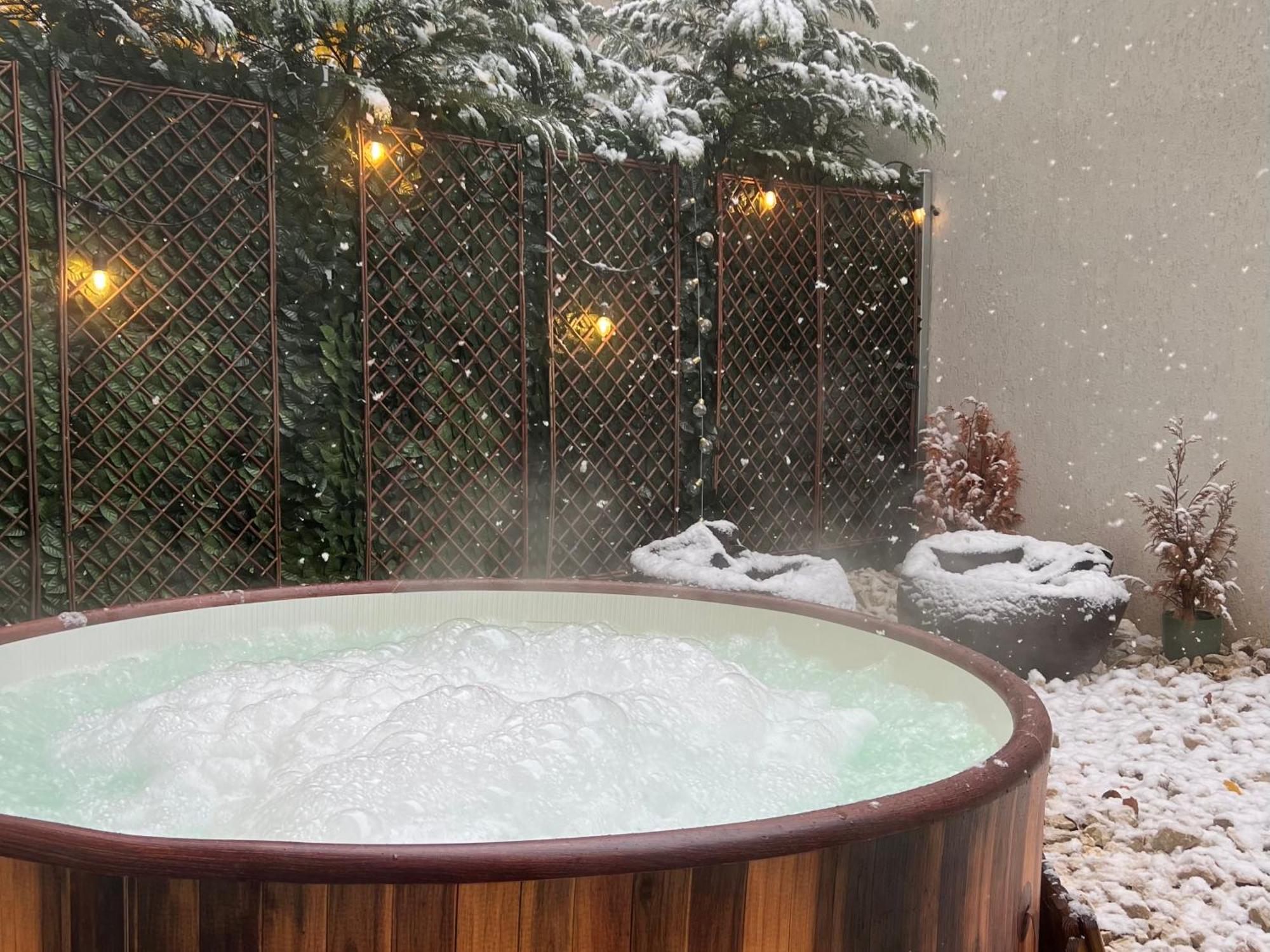 דירות Downtown Hidden Garden With Jacuzzi In בוקרשט מראה חיצוני תמונה